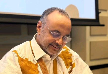 توقيع كتاب للوزير الأسبق سيدي محمد ولد بوبكر يوثق مرحلة الانتقال الديمقراطي