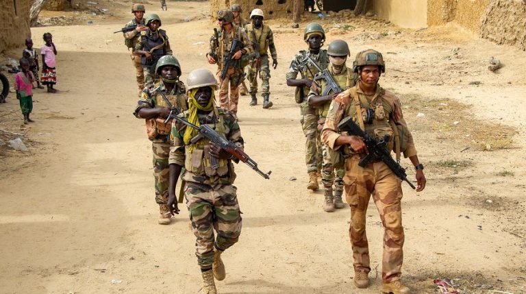 الجيش المالي يعلن تحييد مسلحين وتدمير مركبة في غارة قرب تمبكتو