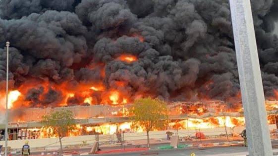 حريق يلتهم عدداً من المحال التجارية في السوق المركزي بالزويرات