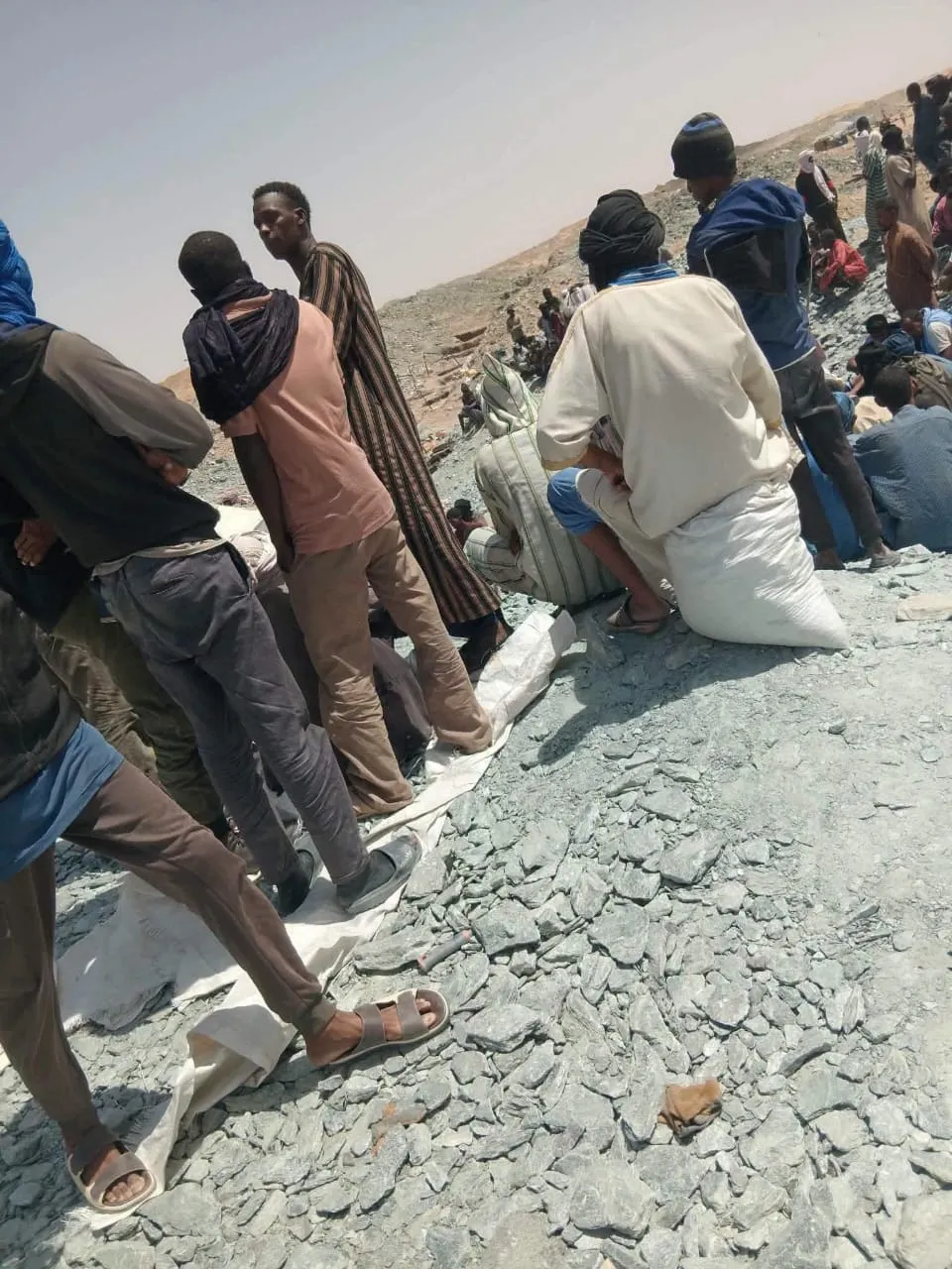 وفاة منقب وإصابة ثلاثة آخرين في حادث اختناق داخل بئر للتنقيب عن الذهب بتنومر