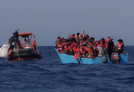 سفينة إغاثة تنقذ 50 مهاجرا وتعثر على سبع جثث قبالة ليبيا