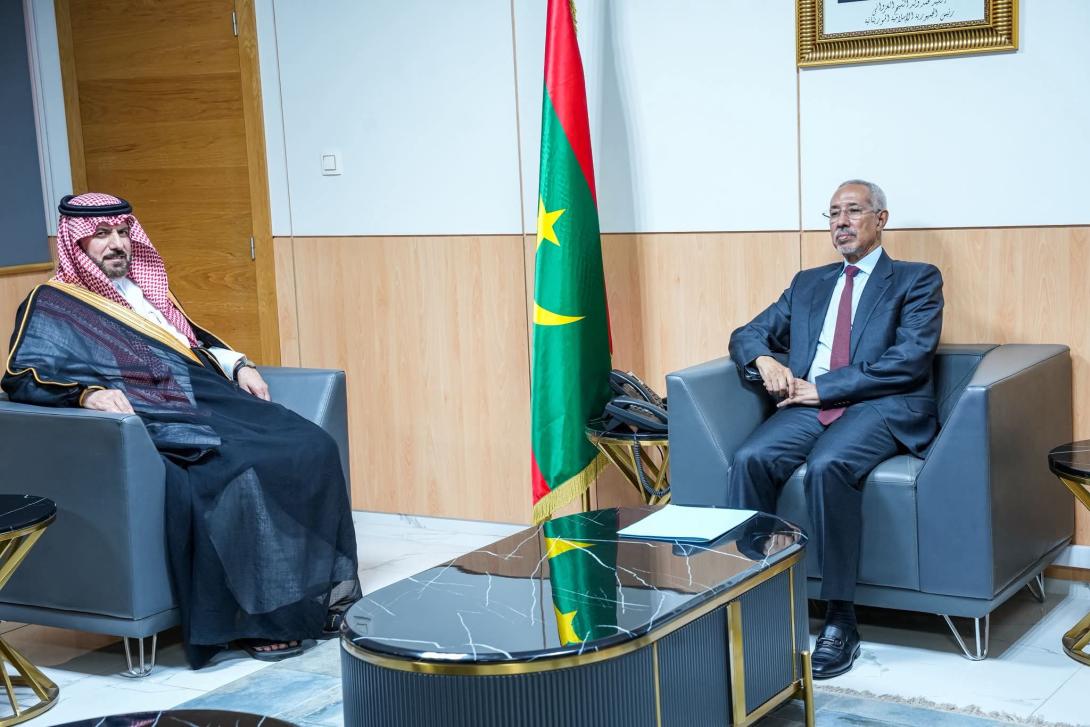 وزير الدفاع يبحث مع السفير السعودي تعزيز التعاون بين البلدين