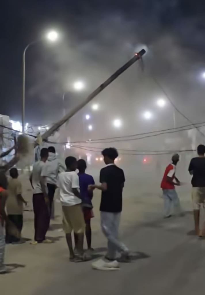 صوملك تعلن حملة لإزالة التوصيلات العشوائية بعد تكرر حرائق الأعمدة الكهربائية